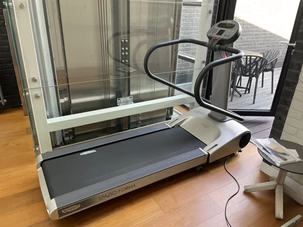 Technogym Spazio Forma-Установка складной беговой дорожки клиенту из Риги.